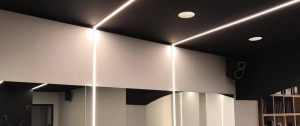 LED Profilleisten in Decke und Wand verbaut, zu Leuchtstreifen