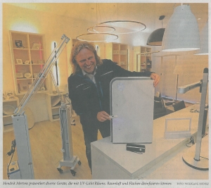 Bild aus Zeitungsanzeige mit Geschäftsführer Mertens, der die neuen UVC-Geräte vorstellt